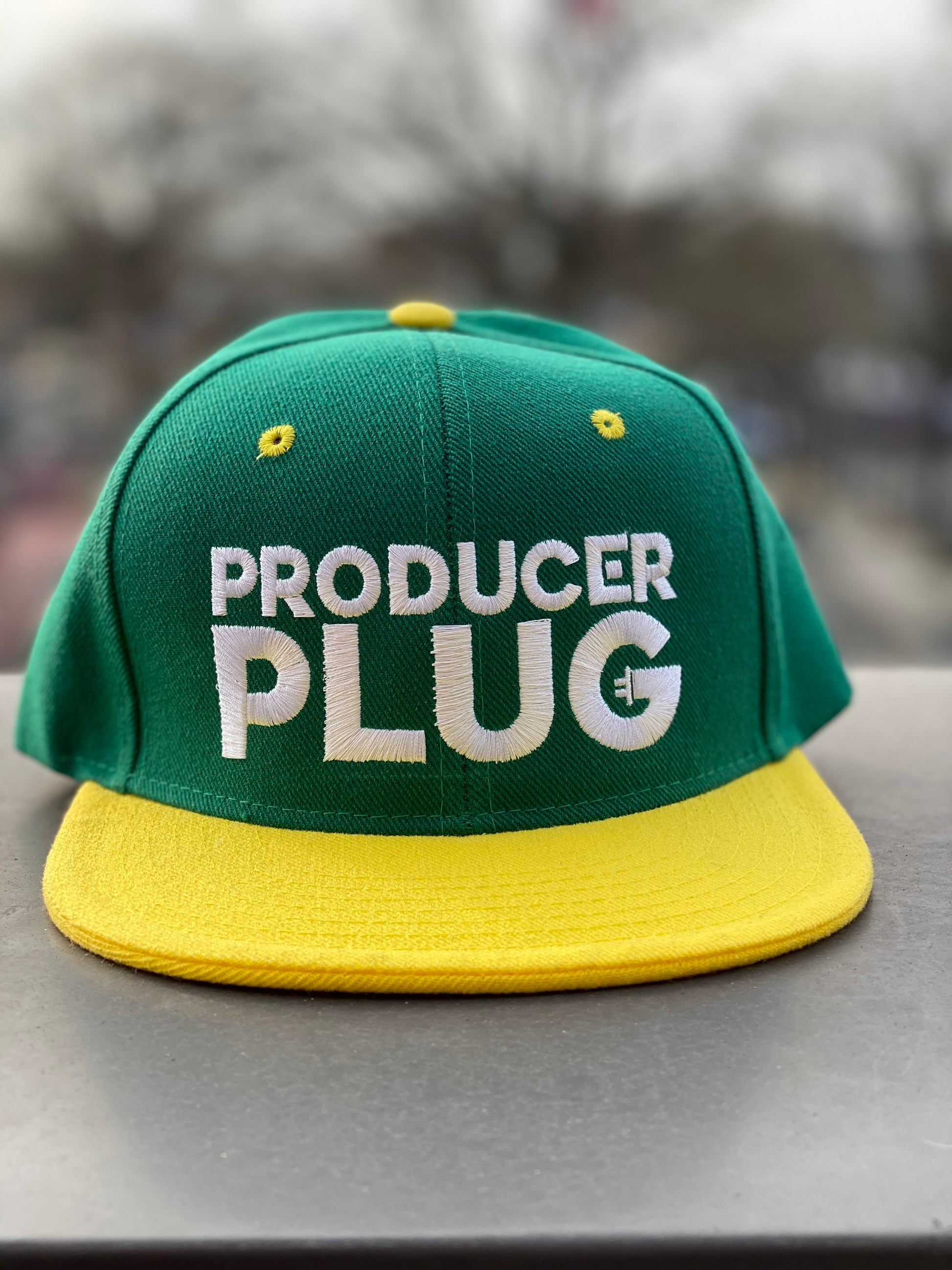 PRODUCER PLUG GREEN W YELLOW BRIM SNAPBACK ( WHITE TEXT)